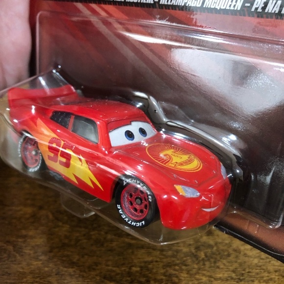 Disney Pixar Cars Die-Cast - Road Trip Lightning McQueen - Cars on the Road -NEW - Picture 2 of 5